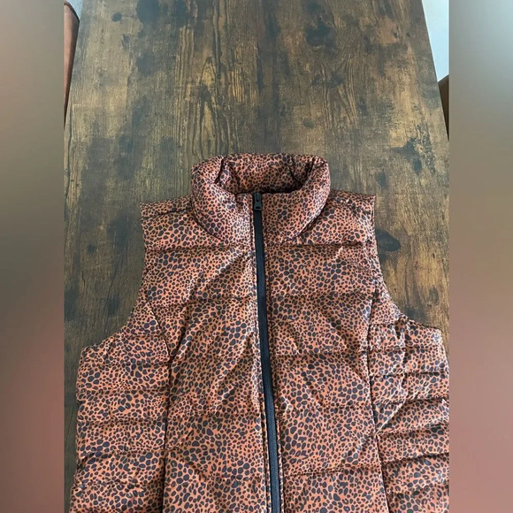 Lands’End Puffer Vest leopard Print - Picture 12 of 15